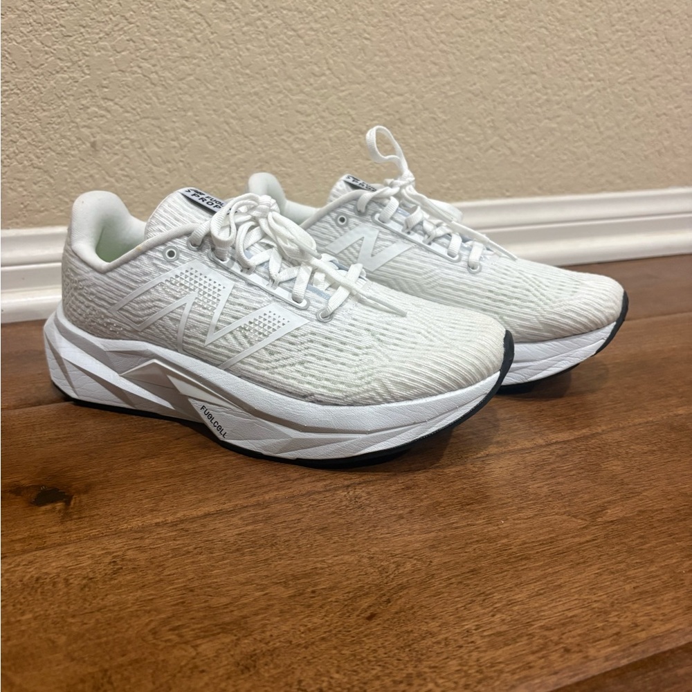 NB Women's White FuelCell Propel V5 || size 7